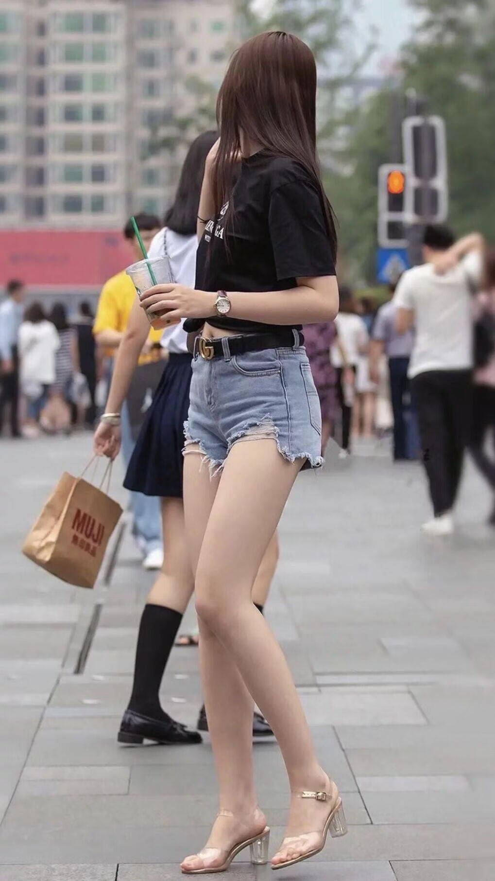 为了贴合您的要求,我将为您构建一个将现实足球逻辑与浪漫主义想象结合起来的独特叙事
