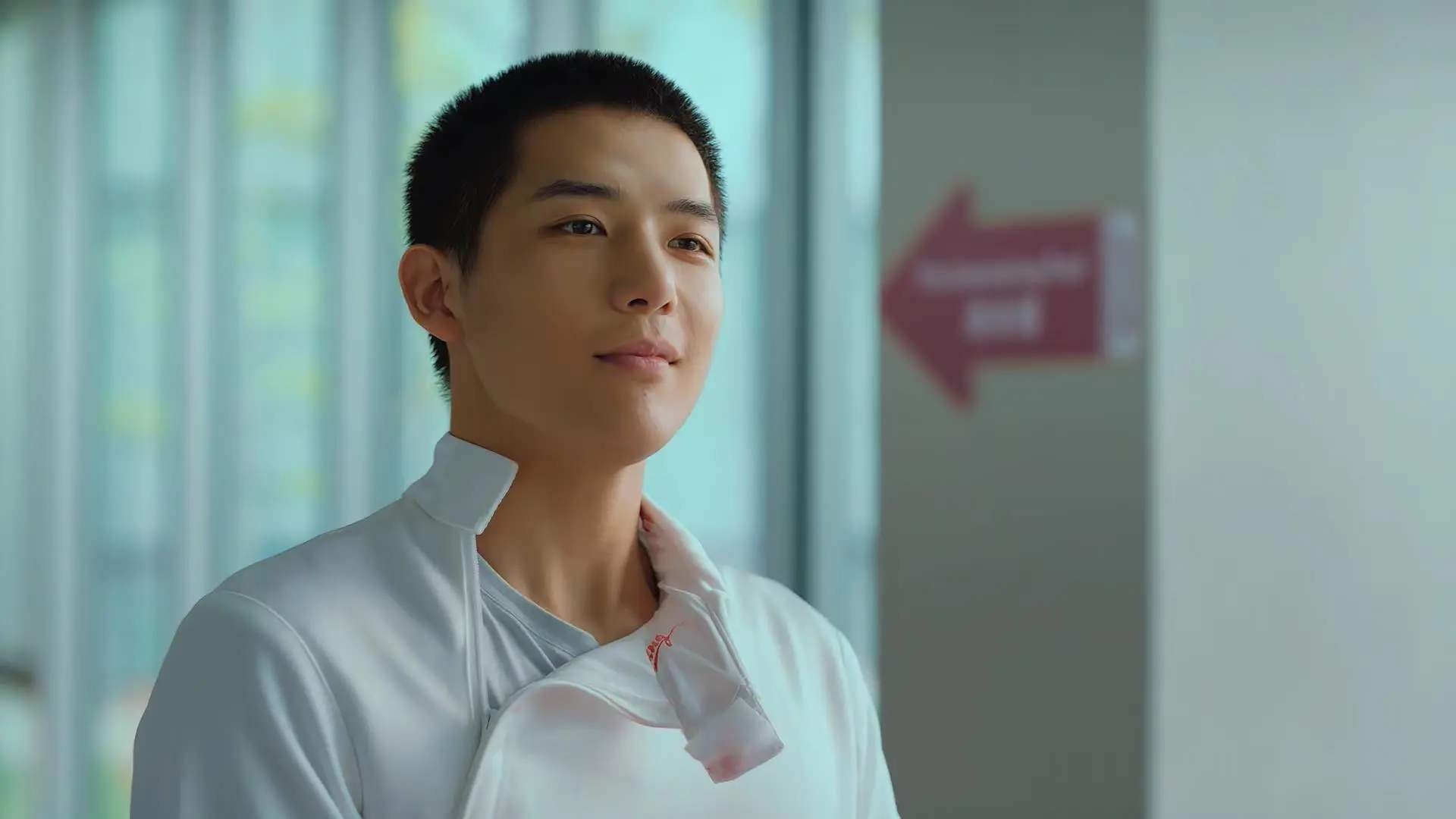 我将在文章中保留这种冲突感，将其转化为一场由焦点人物引发的、充满误读和象征意义的比赛，从而制造出独一无二的叙事张力